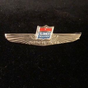 COPY - VTG UNITED AIRLINES FUTURE PILOT PIN